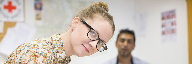 DRK-Köln Kleiderkammer, Rotkreuz-Shop, Kleidercontainer, Hausnotruf, Menüservice, Symbolfotos